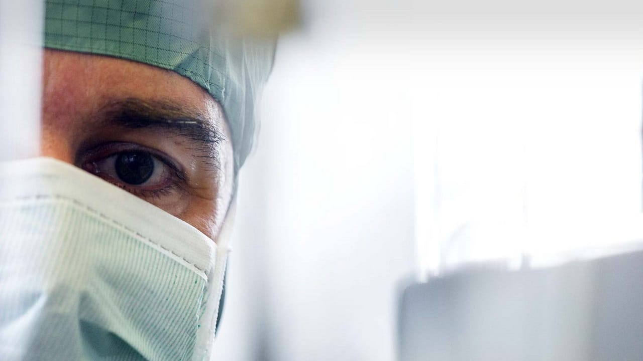 Meia face de médico com máscara