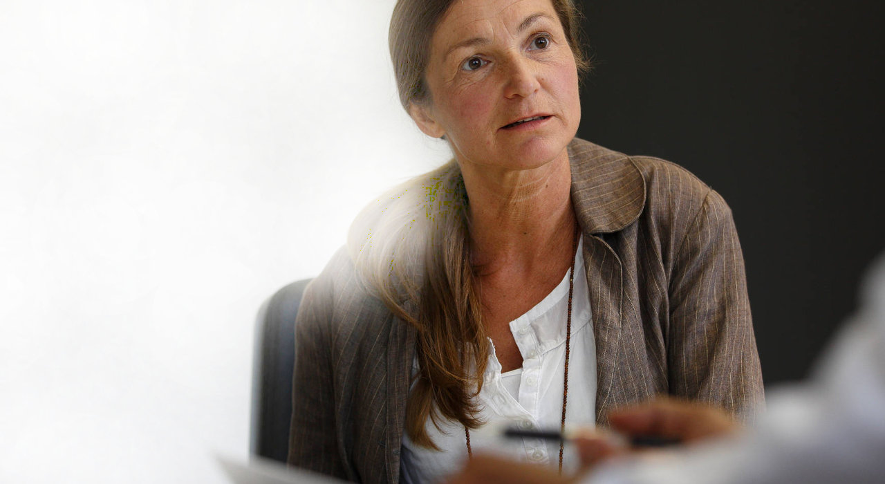 Mulher escuta médico no consultório