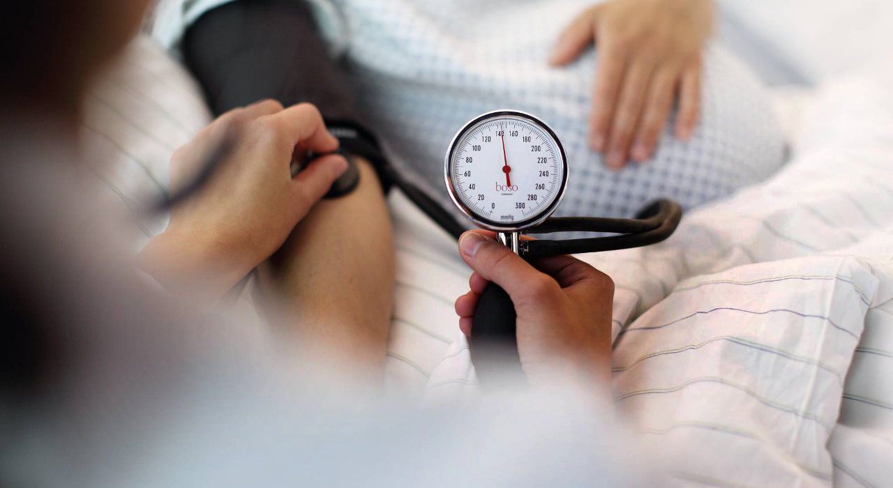 Medição de pressão arterial a mulher grávida